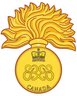 Image en couleur d'un insigne militaire composé d'une grenade allumée de 17 flammes avec deux monogrammes des lettres « ER » affrontés au centre ainsi qu'une couronne royale au-dessus et le mot « Canada » en dessous ; le tout est de couleur dorée.