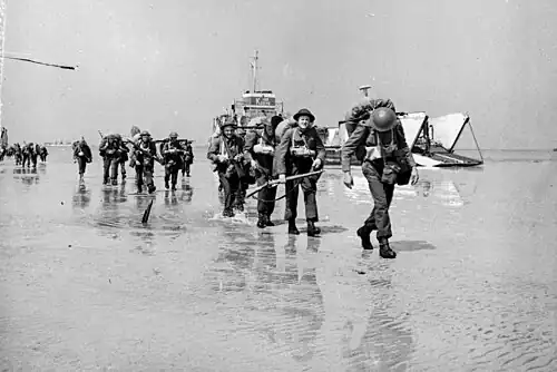 Des renforts de l'infanterie canadienne débarquant à Courseulles-sur-Mer.