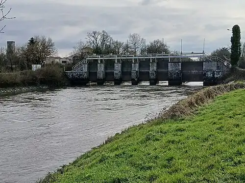 Écluse sur le canal de Buzay.