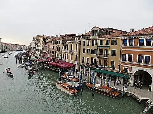 Le Riva del Vin, bordé de restaurants.