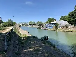 Au pied de la passerelle de la Haie-Coq sont visibles jusqu'en 2023 les derniers vestiges du pont tournant : le rail circulaire dans la chaussée et les supports en béton.
