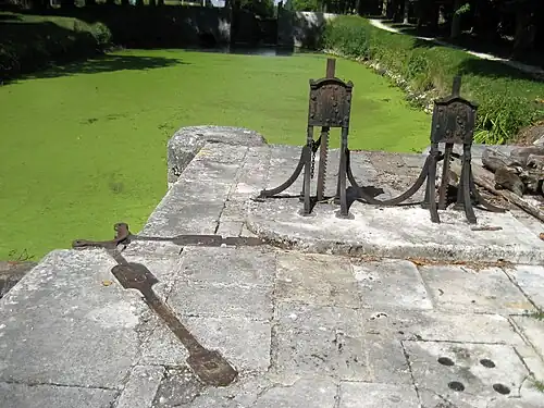 Écluse du Milieu de Grignon.