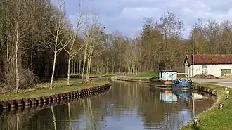 Le canal dessine un « S »,à Claye-Souilly.