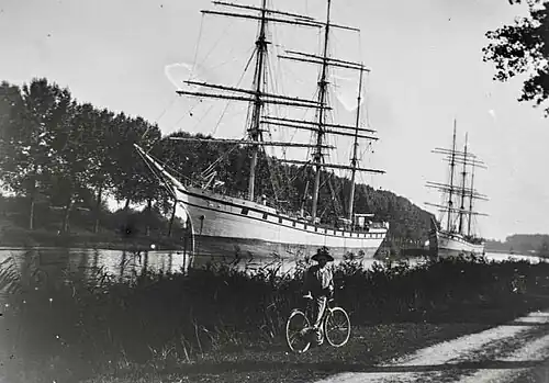 Canal de la Martinière photographié sur plaque de verre lors de été 1914. Deux trois mâts barques de la compagnie Bordes stationnent dans le canal désaffecté, dans l'attente d'ordres à la suite du déclenchement du premier conflit mondial.