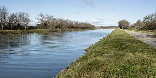 Le canal dans la commune de Saint-Gilles.