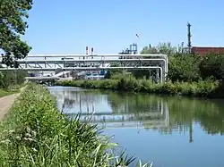 Passage de tuyaux au-dessus du canal du Rhône au Rhin.