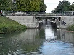 Le canal, écluse en Gironde
