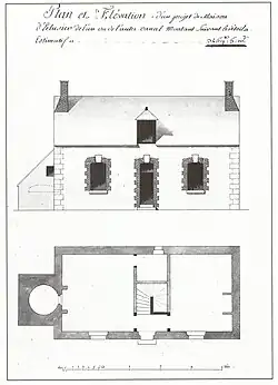 Plan et élévation en noir et blanc d’une maison éclusière du canal d’Orléans. L’élévation présente une vue de face du bâtiment à un niveau avec des combles aménagés. La composition est symétrique axée sur la porte centrale donnant accès à l’intérieur, flanquée de deux fenêtres de part et d’autre et d’une lucarne au-dessus. La porte, les fenêtres et les angles de la maison ont un chaînage en brique. Un appentis figure sur le côté gauche. La vue en plan est simple : des murs de pourtour et un escalier central qui permet d’accéder aux combles.
