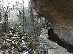 Canal rive gauche du Nan, tallé en encorbellement dans la falaise.