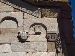 Détail de la corniche.