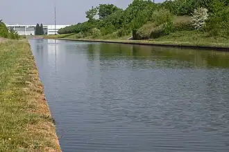 Le canal Sud, avec à l'arrière plan le centre commercial.