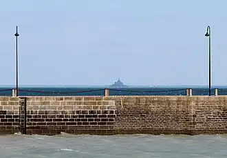 Jetée avec le mont Saint-Michel en arrière-plan