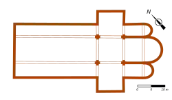 Plan schématique en couleurs d'une église avec deux absidioles encadrant l'abside principale.