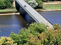 Vue en plongée d'un pont traversant une rivière.