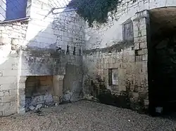 Photographie en couleur d'un maison dont une partie est creusée dans un coteau.