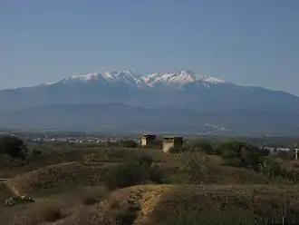 Le serrat d'en Vaquer avec, au fond, le massif du Canigou.