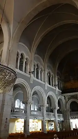 Les trbunes au-dessus du collatéral sud