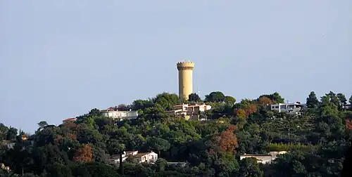 Vue sur le château d'eau qui devait accueillir le belvédère et le tea-room, depuis les pentes de la Californie.