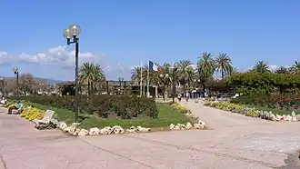 Massif, pergolas et monument au Général de Gaulle.
