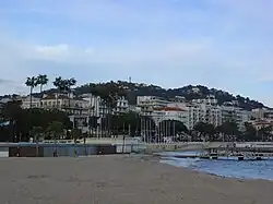 Vue sur le massif de la Californie avec au sommet l'observatoire de Super-Cannes depuis la Croisette.