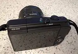 Description de l'image Canon EOS M10 rear.jpg.