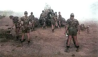 Obusier « Modèle 50 » de 155&nbsp;mm en action avec ses servants.