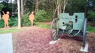 Canon et soldats de fer.