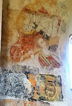 Vestiges de peintures murales et d'une litre funéraire dans le chœur avec les armoiries de la famille Beaumond-Touchebœuf : "d'azur à deux bœufs d'or passant l'un au dessus de l'autre"