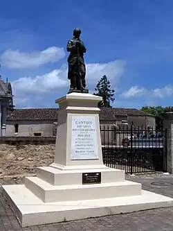 Le monument aux morts à l'entrée du cimetière (juin&nbsp;2013)