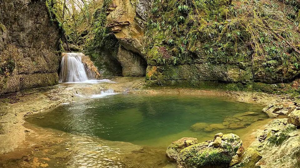 Cascade de tuf et sa marmite dans le canyon d'Amondans.
