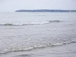 Le cap de Carteret vu de la plage de Saint-Rémy-des-Landes.