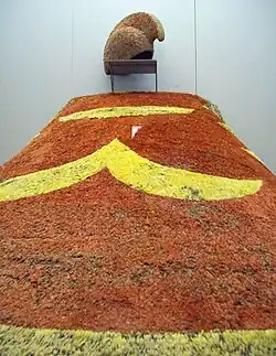 Chapeau de type « mahiole » et cape de type « 'ahu' ula » d'un prince hawaïen, XVIIIe siècle.