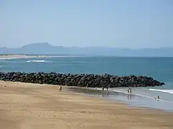 Épi de rochers artificiels à Capbreton, Landes.