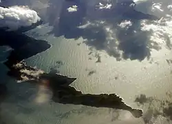 Port Gore vu du ciel depuis le nord-est, entre le :cap Jackson&nbsp;(en) au premier plan et le :cap Lambert&nbsp;(de) à l'arrière-plan à droite