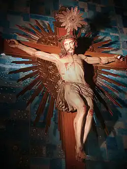 Photographie en couleur d'une sculpture religieuse.