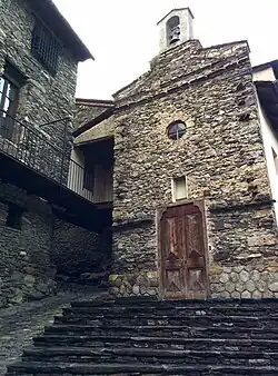 La rue, l'escalier et la façade.