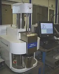 Rhéomètre capillaire à écoulement forcé (dit haute pression) de table.