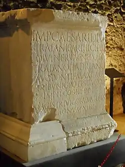 Inscription avec une dédicace à l'empereur Hadrien par les différents magistrats adjoints.