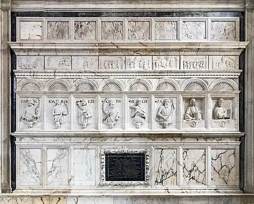 Le mur de gauche de la chapelle