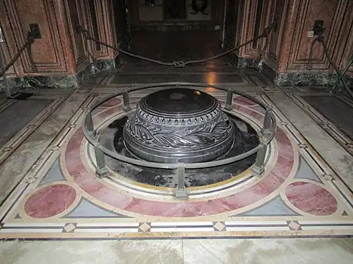 La pierre sur le lieu précis du régicide.