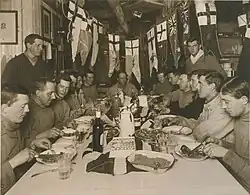 Le dîner d'anniversaire de Robert Falcon Scott à Cap Evans, 6 juin 1911.