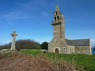 Carantec : île Callot, vue extérieure de la chapelle Notre-Dame-de-Callot et du calvaire.