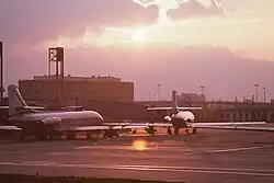 Deux caravelles sur le tarmac, vue de l'arrière, ciel nuageux.