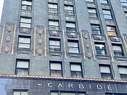 Ornements en bronze et façade en terre cuite verte.