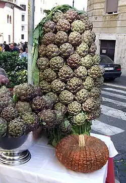Bouquet d'artichauts à l'entrée d'un restaurant romain.