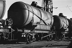 Photographie en noir et blanc de wagons.