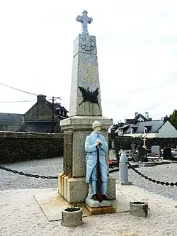 Carhaix : le monument aux morts de Plouguer.