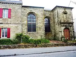 Façade en grès de la chapelle du couvent des Hospitalières.