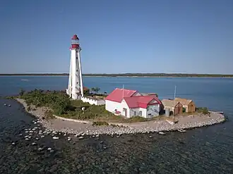 Le phare de l'île Caribou construit par Henri de Miffonis sur l'île Lighthouse avec l'île Caribou en arrière plan.