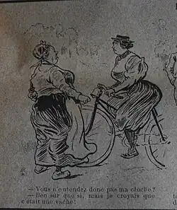 Une bourgeoise à bicyclette, vêtue d'un bloomer reproche à une paysanne de ne pas s'être poussée alors qu'elle signalait son arrivée avec une sonnette : «&nbsp;Vous n'avez pas entendu ma cloche, demande-t-elle. – Si, répond l'autre femme, mais je pensais que c'était une vache !&nbsp;»
